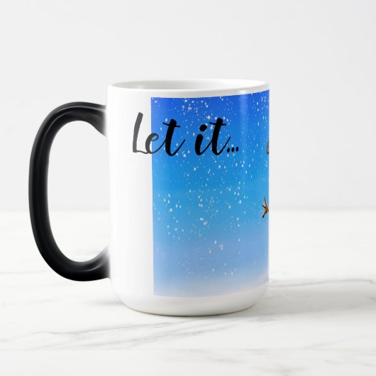 トップハットにすてき雪だるまを雪に置く モーフィングマグカップ (左)