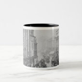 トテナム裁判所の道、c.1885の眺め ツートーンマグカップ (中央)