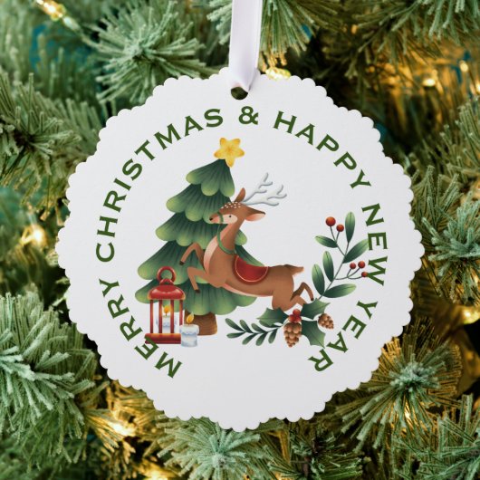 トナカイとクリスマスツリーを白にパーソナライズされた、 オーナメントカード (インサイチュ (木))