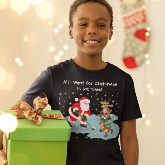 トナカイとホッケーするサンタのクリスマス Tシャツ