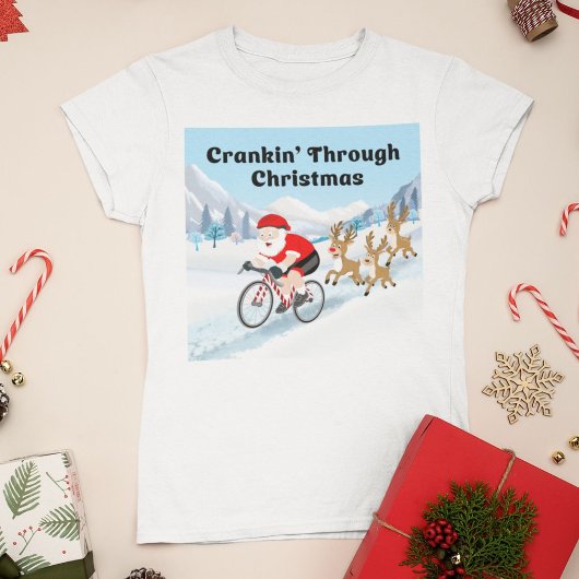 トナカイと山をサイクリングするサンタクロース Tシャツ