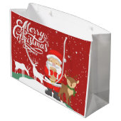 トナカイと雪の中のかわいいサンタScript red ラージペーパーバッグ (裏面アングル)
