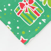 トナカイと鳥の緑のパターン(の模様が)あるクリスマス フリースブランケット (角)