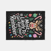 トナカイに轢かれそうなクリスマス フリースブランケット (正面(横))