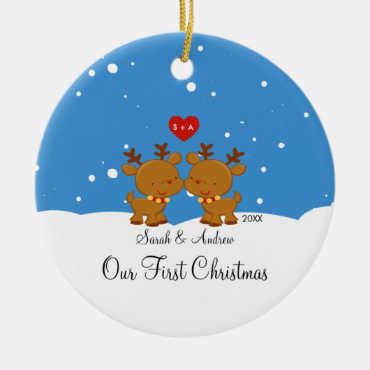 トナカイのカップル私達の初めてのクリスマスのオーナメント セラミックオーナメント (正面)