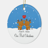 トナカイのカップル私達の初めてのクリスマスのオーナメント セラミックオーナメント (左)