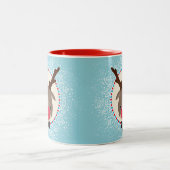 トナカイのクリスマスかわいい赤い鼻ルドルフ青 ツートーンマグカップ (中央)