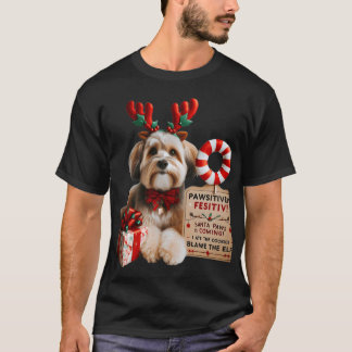 トナカイのツノと蝶ネクタイをつけたかわいい小型犬 Tシャツ