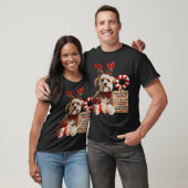 トナカイのツノと蝶ネクタイをつけたかわいい小型犬 Tシャツ (ユニセックス)