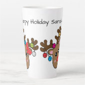 トナカイ付きクリスマスピックボールカスタム、文字 カフェラテマグ (正面)