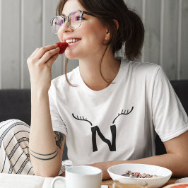 トナカイ〔雄ジカの〕枝角モダンイニシャルクリスマスモノグラム Tシャツ