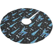 トナカイ、雪片、クリスマスパターン ブラッシュドポリエステルツリースカート (アングル)