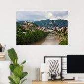 トビリシ川を流れるマウントヴァリ ポスター (ホームオフィス)