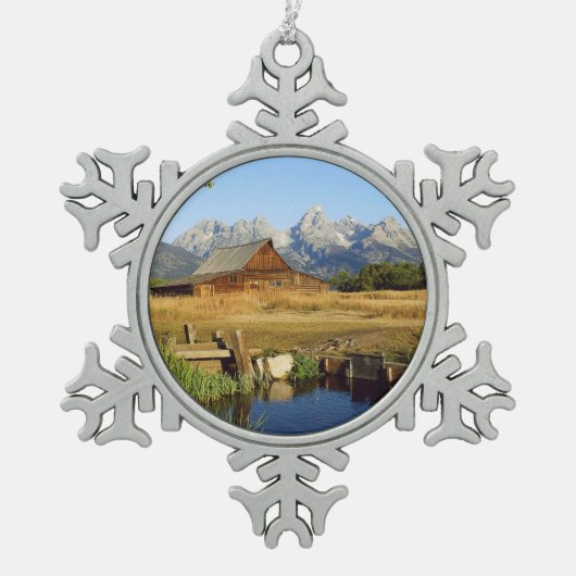 トマスA. Moulton Barn スノーフレークピューターオーナメント (正面)