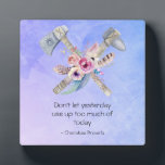 トマ感動的ホーク語でチェロキー語 フォトプラーク<br><div class="desc">知恵とチェロ感動的キーの諺は言う：昨日は今日の多くを取り過ぎるのを許してはいけない。デザインはトマホークとハチェトが交差した水彩画で作られ、その中央には羽毛とピンクと黄色の花の花束がかわいらしある。背景は柔らかい紫色の青い水色のテクスチャ。..</div>