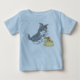 トムとジェリーは猫を食べ物を与えます ベビーTシャツ