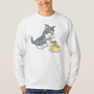トムとジェリーは猫を食べ物を与えます Tシャツ