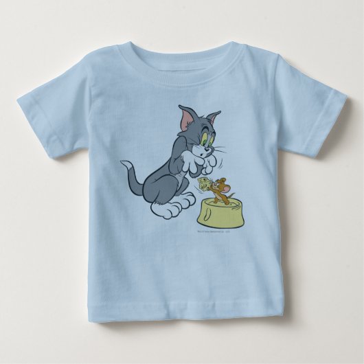 トムとジェリ食べ物を与えーの猫 ベビーTシャツ (正面)