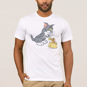 トムとジェリ食べ物を与えーの猫 Tシャツ