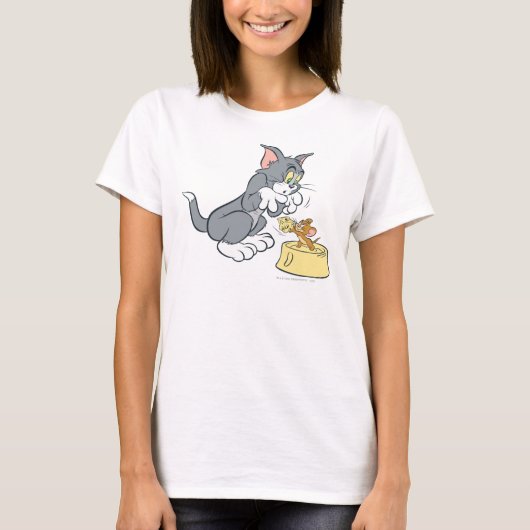トムとジェリ食べ物を与えーの猫 Tシャツ (正面)