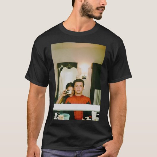トムとゼンデイヤ ステッカー Tシャツ (正面)