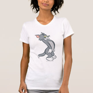 トムは着手した Tシャツ