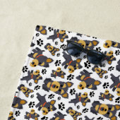 トムボーイトイヨークシャーテリアヨークシャー·テリアーが子犬をなでる ビーチタオル (インサイチュ)