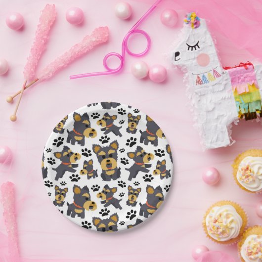 トムボーイトイヨークシャーテリアヨークシャー·テリアーが子犬をなでる ペーパープレート (パーティー)