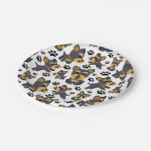 トムボーイトイヨークシャーテリアヨークシャー·テリアーが子犬をなでる ペーパープレート (アングル)