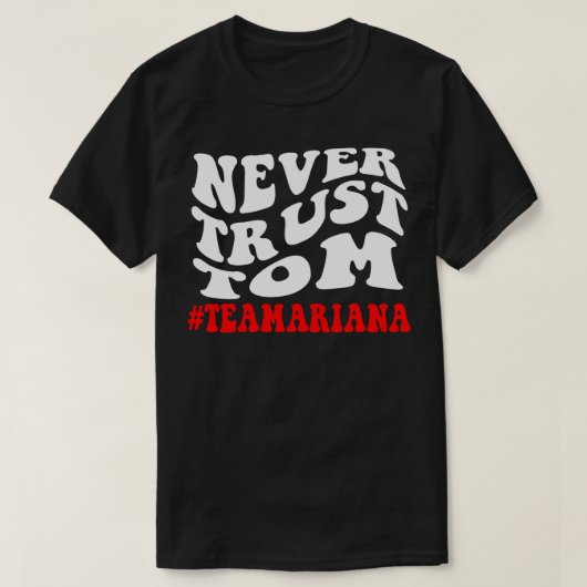 トム・チーム・アリアナを決して信用しない Tシャツ (デザイン正面)