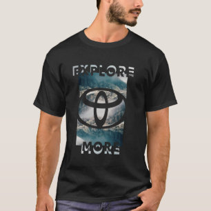 トヨタ エクスプロア モア エピック ランドスケープ ビッグ チェスト ポスター Tシャツ