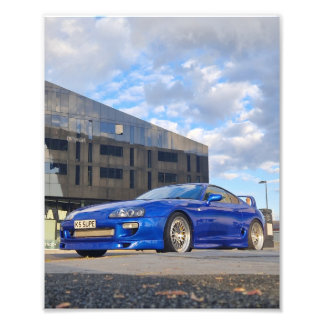 トヨタ スープラ - 都市の獣、スポットライトの下で フォトプリント