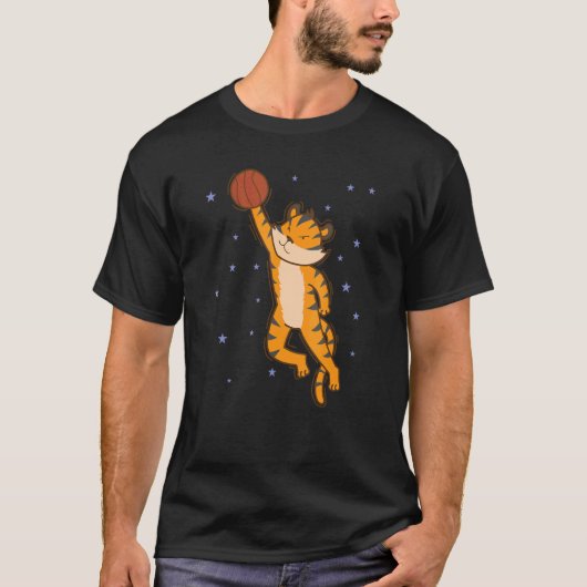 トラがバスケットボールをする大きなネコ Tシャツ (正面)