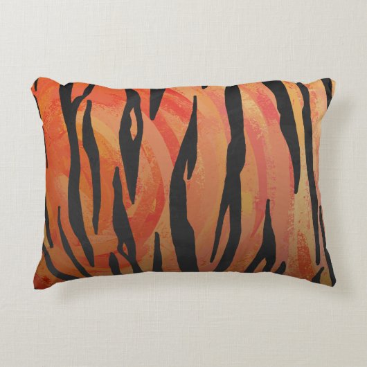 トラの熱いオレンジおよび黒いプリント アクセントクッション (正面)