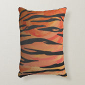 トラの熱いオレンジおよび黒いプリント アクセントクッション (正面(垂直))