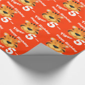 トラの顔の芸術および名前の第5誕生日の覆い ラッピングペーパー (角)