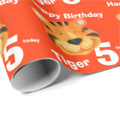 トラの顔の芸術および名前の第5誕生日の覆い ラッピングペーパー (ロールコーナー)