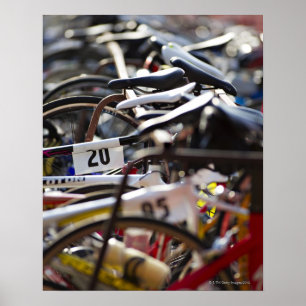 トライアスロンのレースでラックに自転車を搭載 ポスター