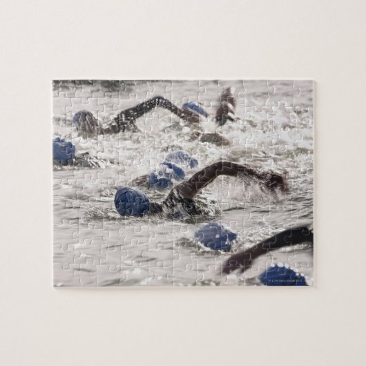 トライアスロンの水泳レッグで競う選手。 ジグソーパズル (横)