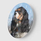 トライカラーカバリヤキングチャールズスパニエル犬ドッグラージ ラージ壁時計 (傾斜)
