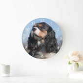 トライカラーカバリヤキングチャールズスパニエル犬ドッグラージ ラージ壁時計 (ホーム)