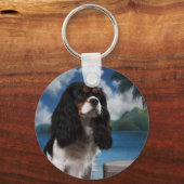 トライカラーカバリヤキングチャールズスパニエル犬 キーホルダー (正面)