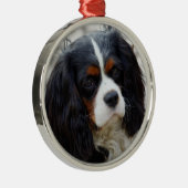 トライカラーカヴァリエキングチャールズスパニエル犬セラミックまたは メタルオーナメント (右)