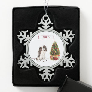 トライカラーキングチャールズスパニエル犬おもしろいクリスマスドッグ スノーフレークピューターオーナメント