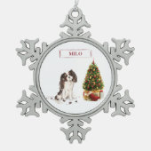 トライカラーキングチャールズスパニエル犬おもしろいクリスマスドッグ スノーフレークピューターオーナメント (正面)