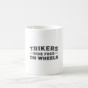 トライカードライバーがホイールトライクで自由に乗おもしろいる コーヒーマグカップ