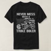 トライクバイクもしくは自転車に乗る人トライクライダートライカーと決して混乱しない1 Tシャツ (デザイン正面)