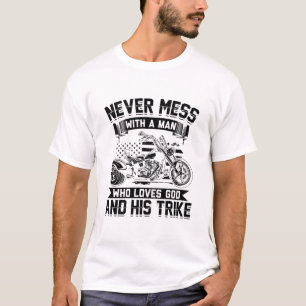 トライク&神 トライクドライブトライクスバイクもしくは自転車に乗る人 Tシャツ