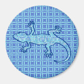 トライバルろうけつ染めゲッコ – ソフトデニムブルー マグネット (正面)