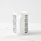 トライバルろうけつ染め – グレー/グレーの色合い ボーンチャイナマグカップ (裏面)